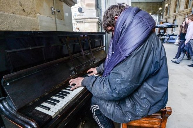 Bezdomovec na ulici zahral na klavír ako profesionál, ľudia sa nestačili čudovať