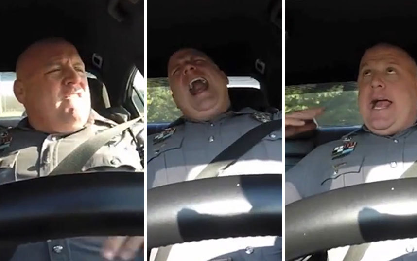 Policajti nechali kolegovi v aute skrytú kameru a zachytila ako si vtipne spieva počas služby