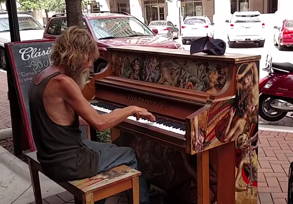 Bezdomovec šokoval a dojal ľudí svojou hrou na klavír a je hviezdou internetu