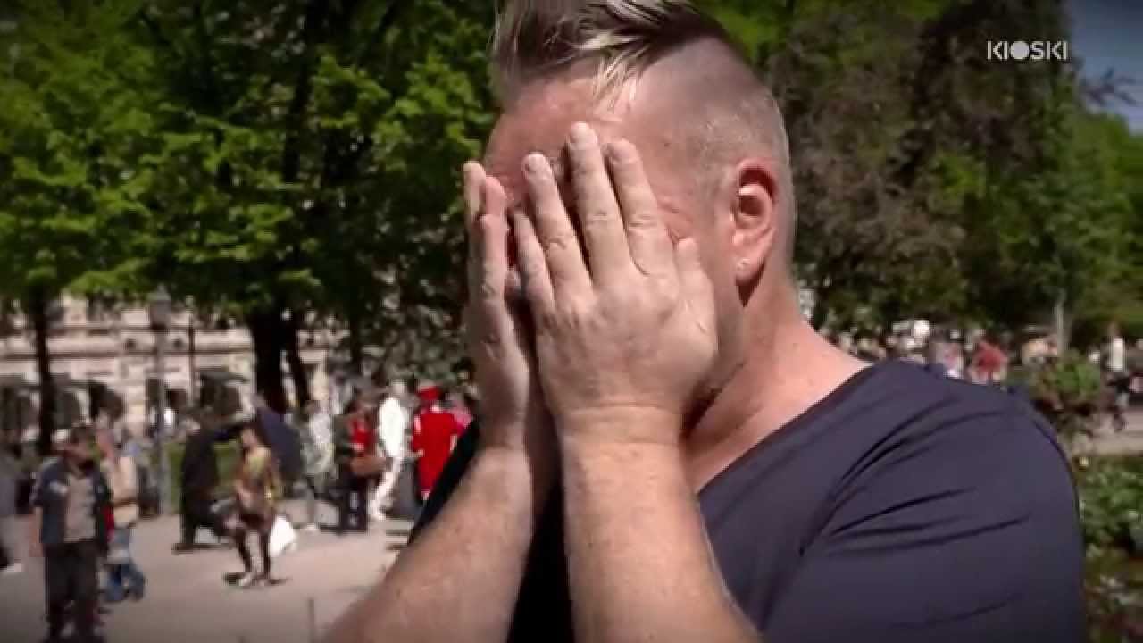 Muž s HIV sa postavil do stredu parku a chcel aby sa ho ľudia dotkli