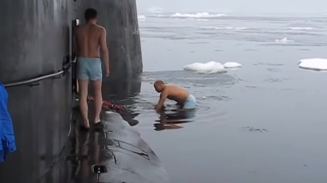 Ruská posádka ponorky ukazuje svoju otužilosť v arktických vodách