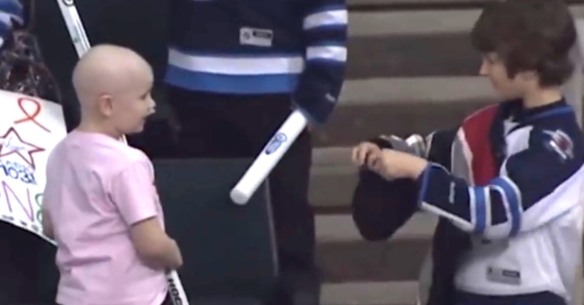 Malý chlapec uvidel na hokejovom zápase choré dievčatko. To čo pre ňu urobil dojalo celý svet