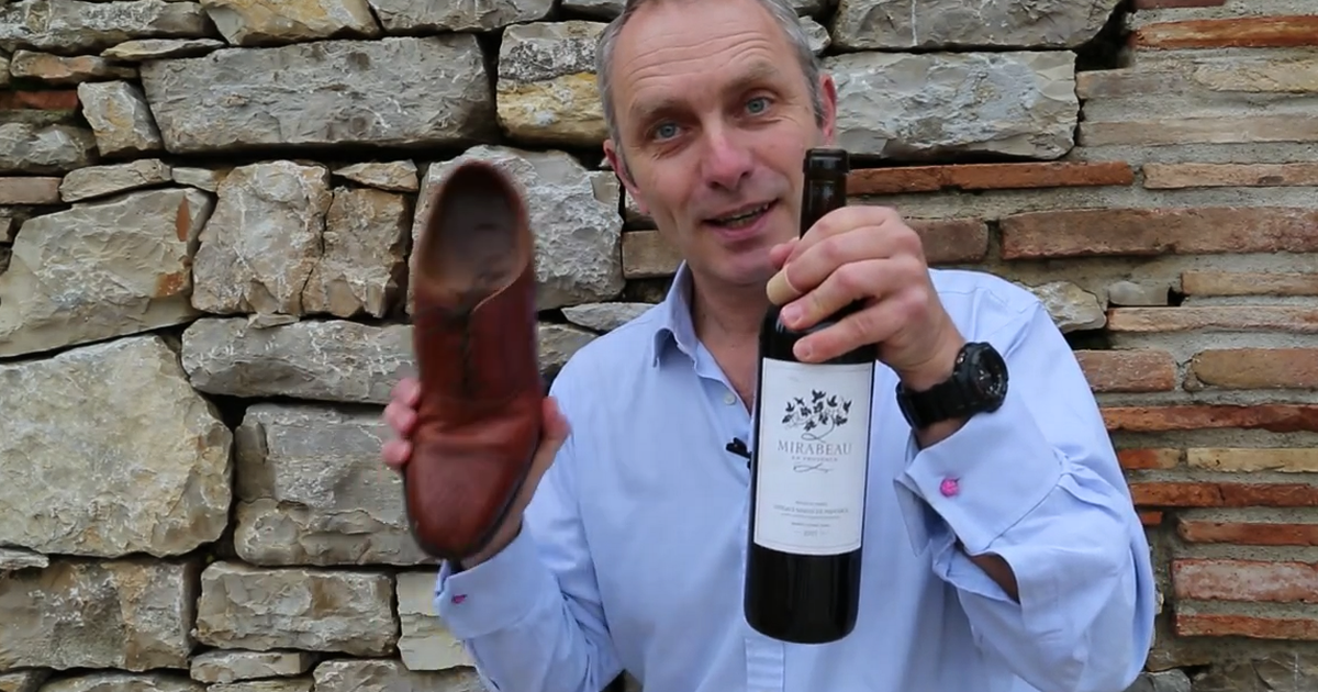 Ako otvoriť fľašu vína bez otvárača? Jednoducho s topánkou!