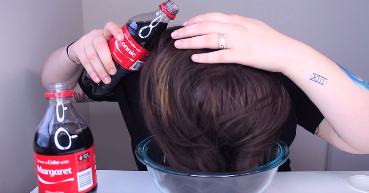 Vzala dve fľaše Coca-Coly a poliala si s nimi vlasy. Výsledok stojí za to!