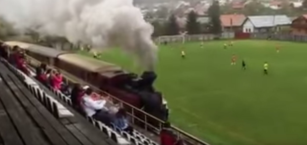 Počas futbalového zápasu na Slovensku prešla po trávniku lokomotíva. Video sa dostalo aj do zahraničia