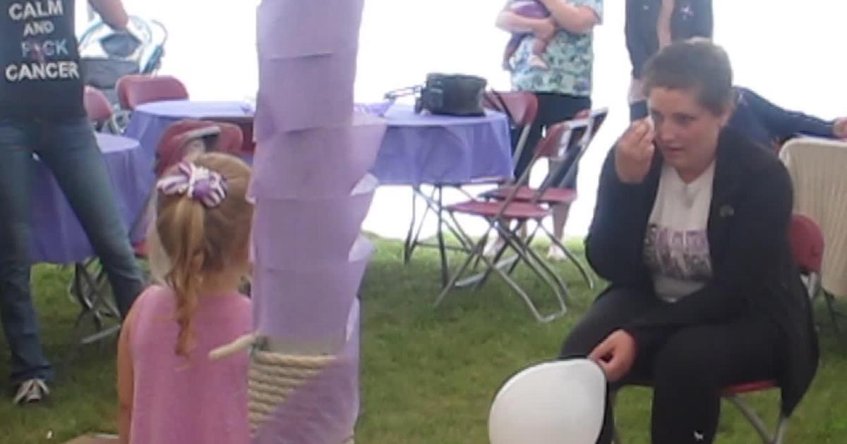 4-ročné dievčatko zaspievalo svojej mame s rakovinou dojímavú pieseň. Video rozplakalo milióny ľudí