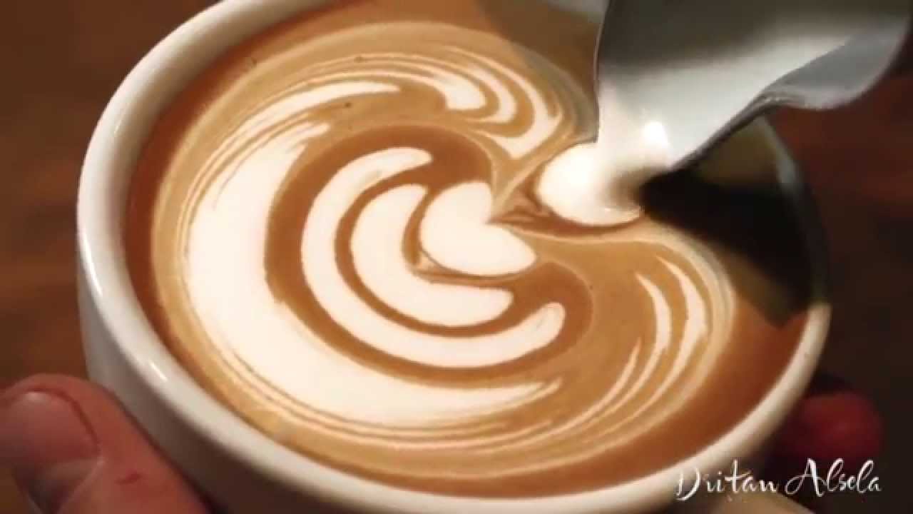Káva ako umenie, barista predviedol úžasné zdobenie kávy, ktoré by ste chceli aj vy