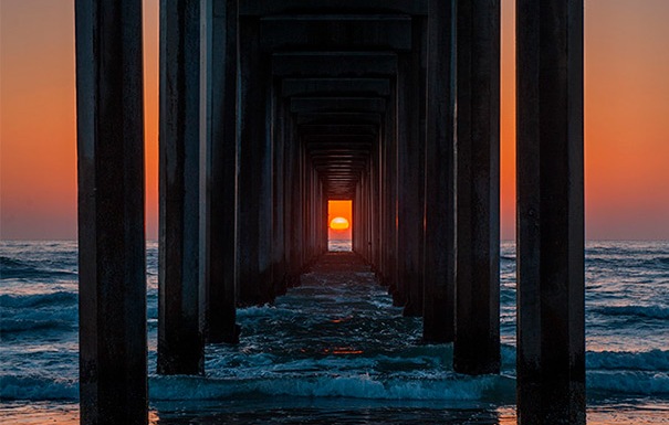 Západ slnka sa s piliermi na pláži takto dokonale zarovná iba dvakrát za rok