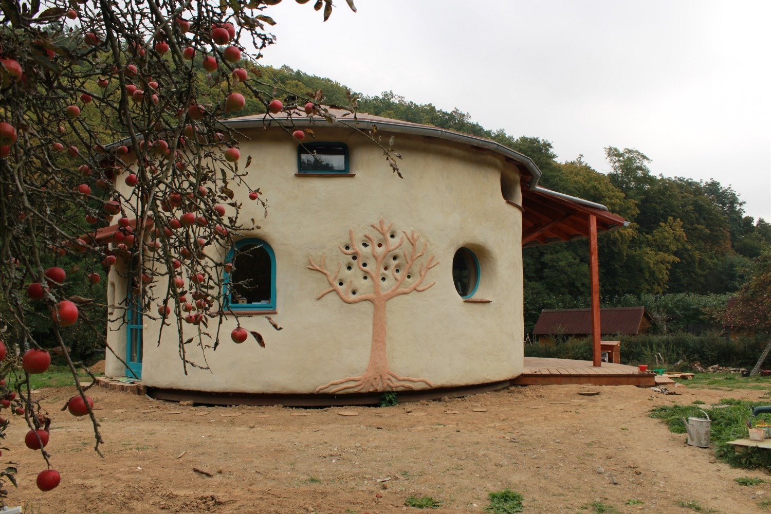 Češka na materskej dovolenke vyrobila prekrásny domček zo slamy