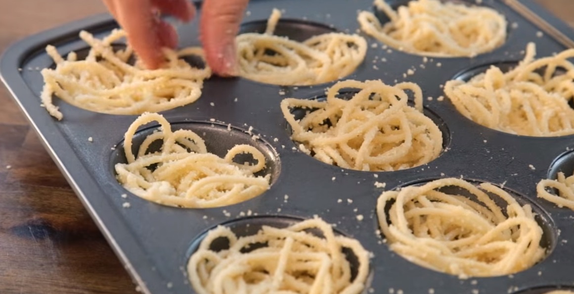Čo sa stane ak vložíte špagety do formy na muffiny? Výsledok stojí za to!