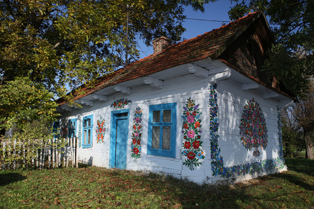 Malebná poľská dedinka vyniká krásnou tradíciou maľovaných domčekov