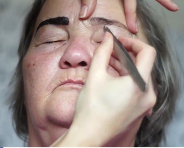 Českej babičke bude 70 rokov, no jej vnučka ju vďaka Make-upu omladila o takmer 20 rokov