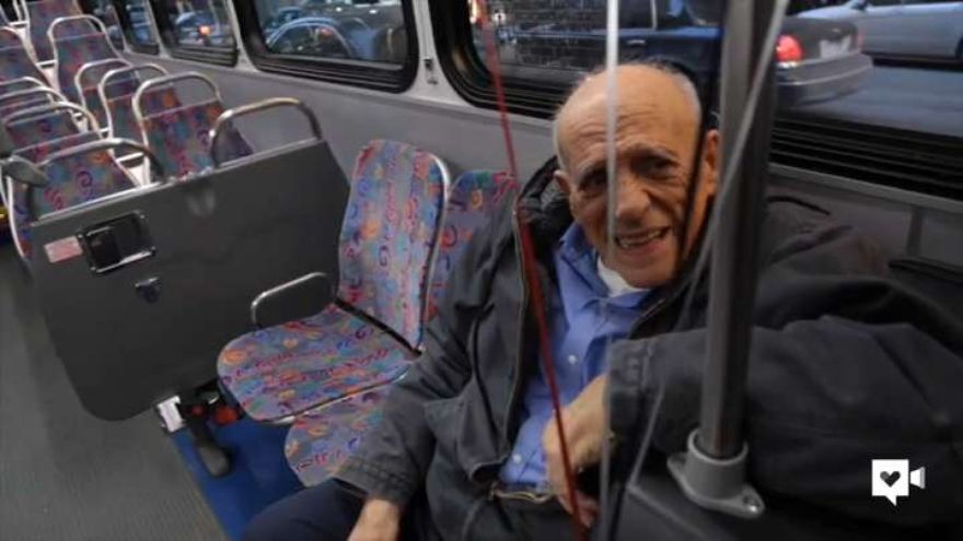 86-ročný človek, ktorý ide do dôchodku dostal prekrásne prekvapenie