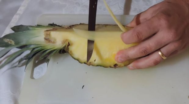 Zobral ananás a začal ho krájať. Keď toto pripravíte doma, vaši hostia vás budú považovať za profi kuchára