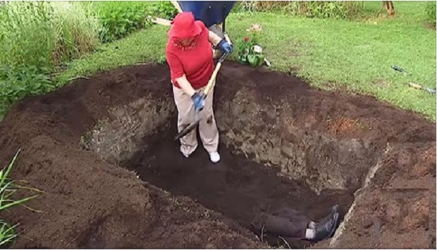 Stará babička začala kopať obrovskú jamu. Keď ale okolo nej prešli náhodní okoloidúci, neverili vlastným očiam