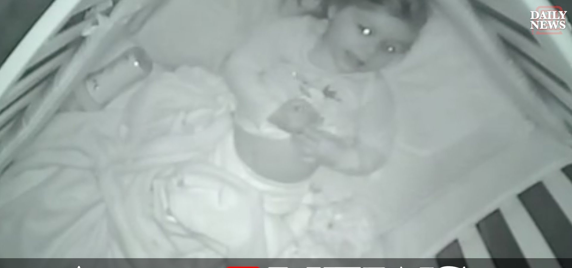 Rodičia počuli večer z izby svojej dcéry neustále rozprávanie, tak jej dali do izby kameru, aby zistili…