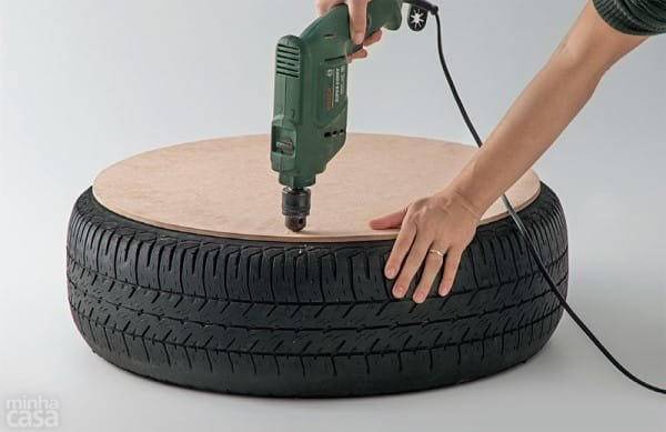 Žena vyvŕtala dieru do starej pneumatiky a vytvorila úplne skvelú vec, ktorú môžete mať aj vy