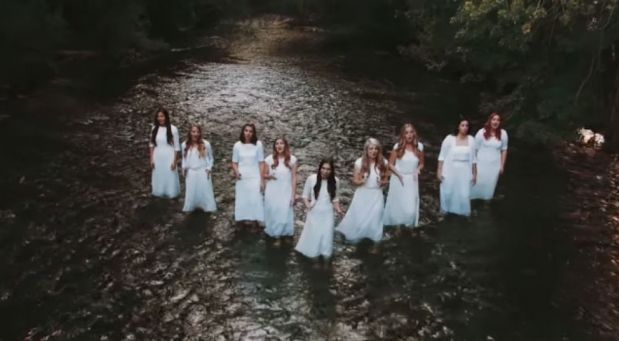 9 žien stojí v rieke a všetky sú v bielom. Bude stačiť len pár sekúnd a pochopíte, prečo ohromili celý svet