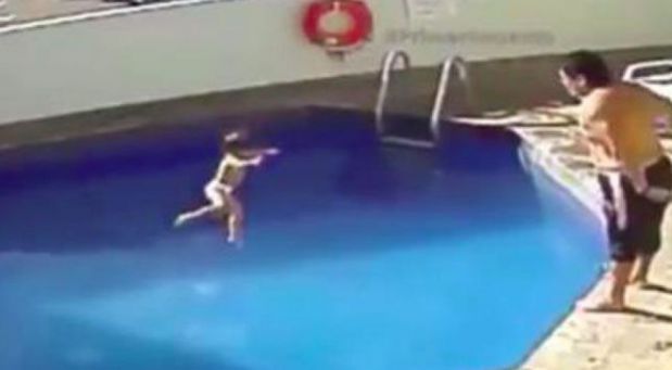 Ich trojročná dcérka sa utopila v hotelovom bazéne. Keď matka uvidela záznam z kamery skolabovala…