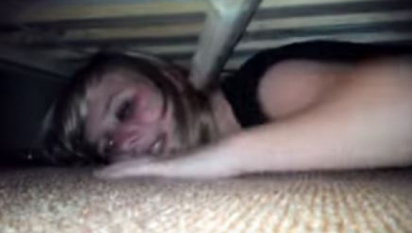 Ukryla sa pod posteľ, aby zistila, či ju jej priateľ podvádza. O chvíľu neskôr to prišlo