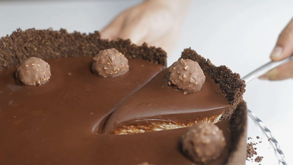 Máte chuť na sladké? Pripravte si lahodnú NEPEČENÚ tortu Ferrero Rocher nad ktorou sa bude rozplývať celá rodina!