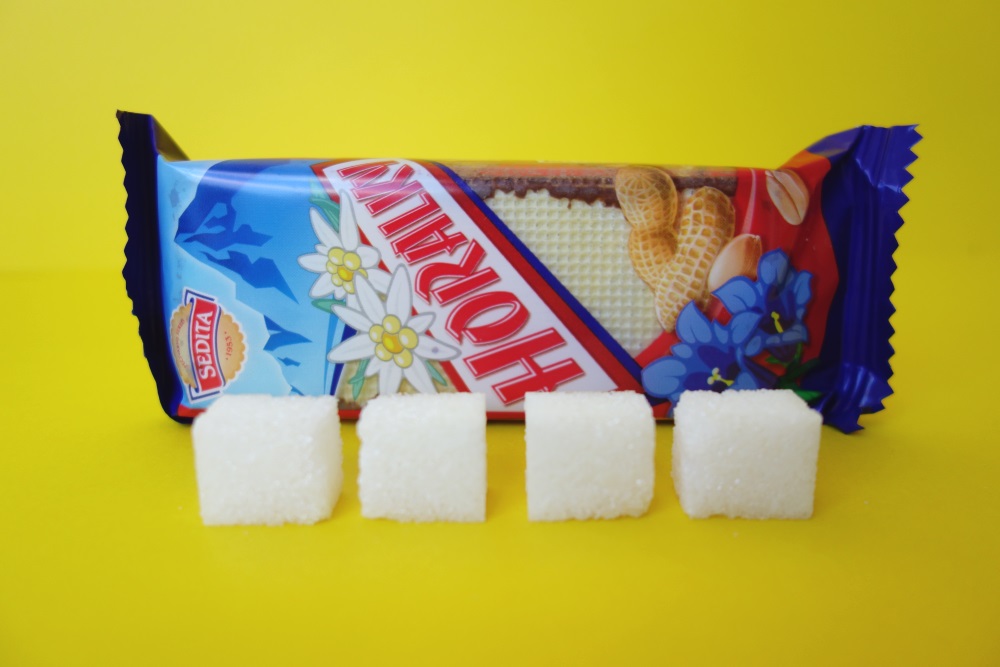 Slovenka ukazuje, koľko majú známe slovenské sladkosti v sebe kociek cukru. Posledná sladkosť obsahuje až 50 gramov CUKRU!