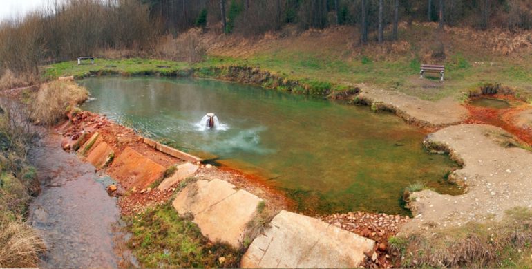 Aj v Slovenskej prírode máme termálne jazierko, v ktorom sa okúpeš úplne zadarmo a aj v zime