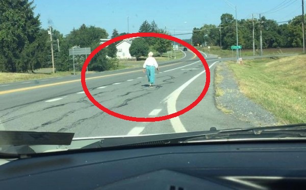 Osamelá starenka na ceste vystrašila vodiča. Po zastavení auta ešte nevedel, aké dobrodružstvo bude nasledovať