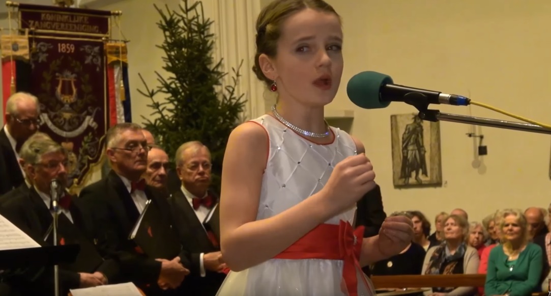 11-ročné dievča malo zaspievať Svätú noc. Stačilo len jediné slovo a všetci prítomní zostali ako obarení!
