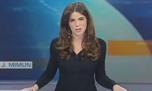 Talianska moderátorka zabudla, že sedí za priehľadným stolom. Z jej videa sa smeje celý svet