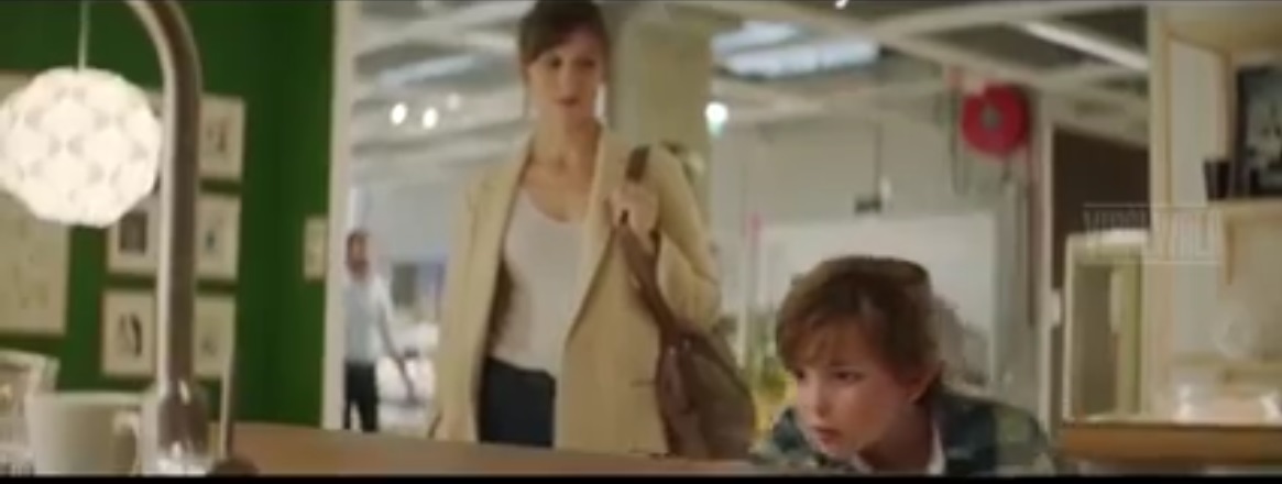 Krásna reklama ukazujúca pohľad matky na svoje deti aj keď sú už dospelé