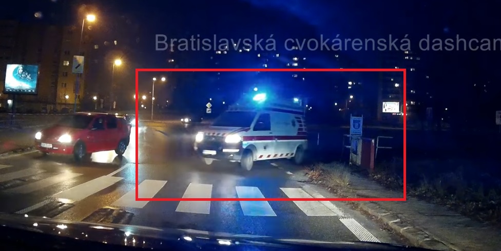 Vodič bratislavskej sanitky poslal cez mikrofón šoféra, ktorý ho blokoval do pi*e. To nebolo všetko. Adresoval mu ešte niečo viac