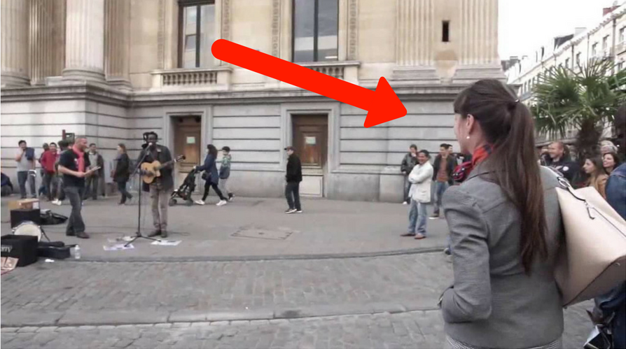 Dav ľudí sa zastavil, aby počúval pouličného muzikanta. Keď si do vystúpenia pozval aj neznámu ženu, všetkým sa zatajil dych!