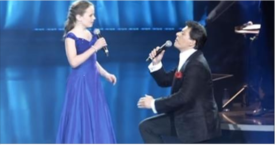 Ako prvý začal spievať muž. Akonáhle sa pridala 12-ročná dievčina, všetkým divákom sa zatajil dych!