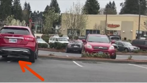 Ten muž obsadil dve parkovacie miesta. Keď sa vrátil k autu, čakalo na neho zaslúžené prekvapenie!