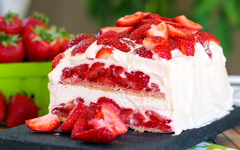 Letná jahodová torta so šľahačkou sa stane okamžite vaším obľúbeným dezertom. Tak ľahká a chutná tortička