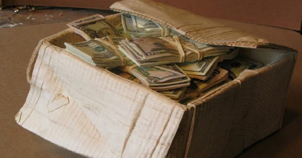 Manžel nikdy túto škatuľu neotvoril…pred smrťou mu žena prezradila, odkiaľ majú peniaze