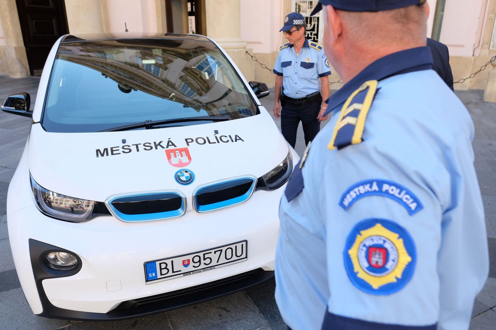 Už aj slovenská polícia jazdí na elektromobiloch!