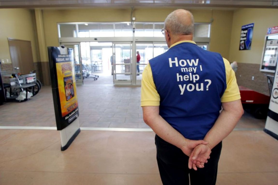 Dôchodca dostal prácu v supermarkete. O dve hodiny neskôr ho prepustili z neobvyklého dôvodu …