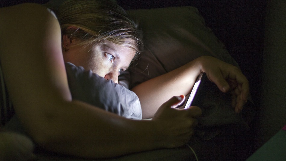 Prestaňte používať svoj mobil pred spánkom! Hrozné dôsledky zdanlivo nevinných činností.