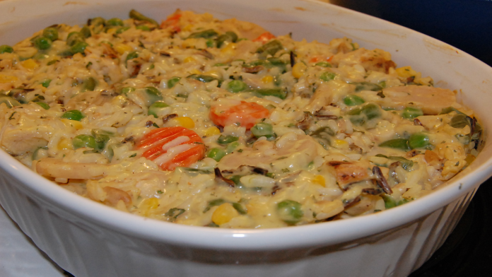 Dokonalé jedlo pre rodinu: Zapečené kuracie prsia s ryžou a zeleninou pripravené za 20 minút!