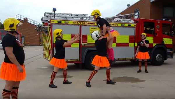 Hasiči sa obliekli do oranžových sukienok a natočili video, ktoré okúzlilo internet!