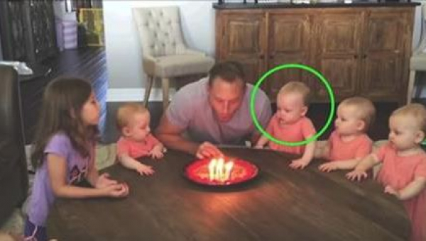 6 sestier spieva otcovi k narodeninám. Keď muž sfúkne sviečky, sledujte dievčatko vpravo.