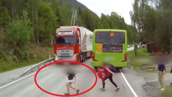 Vodič si skoro nevšimol detí na ceste! Z tohto videa tuhne krv v žilách!