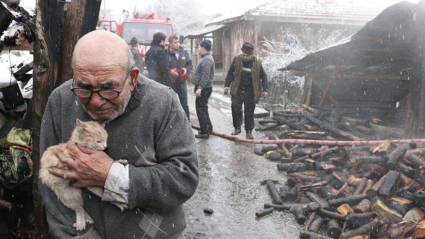 83-ročný muž pevne drží svoju jedinú istotu po tom, čo jeho dom zhorel…
