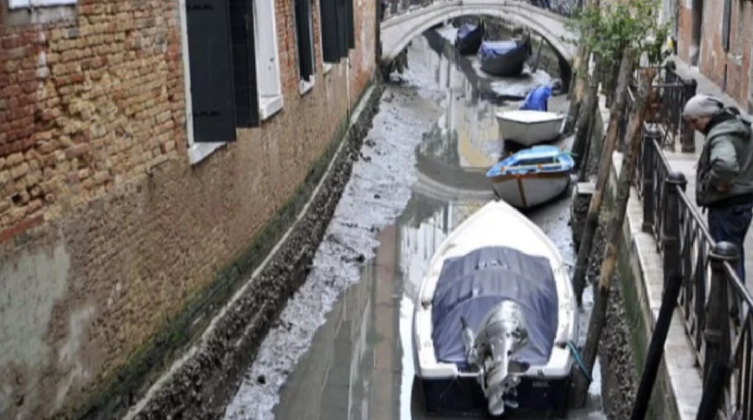 Šokujúce fotografie z vysychajúcich Benátok. Doprava úplne skolabovala a loďky stoja na mieste