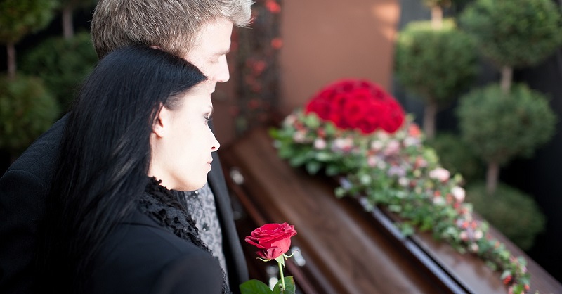 Smrť príbuzného : Mám skôr zavolať sanitku alebo pohrebnú službu? Konečne viem, čo mám robiť