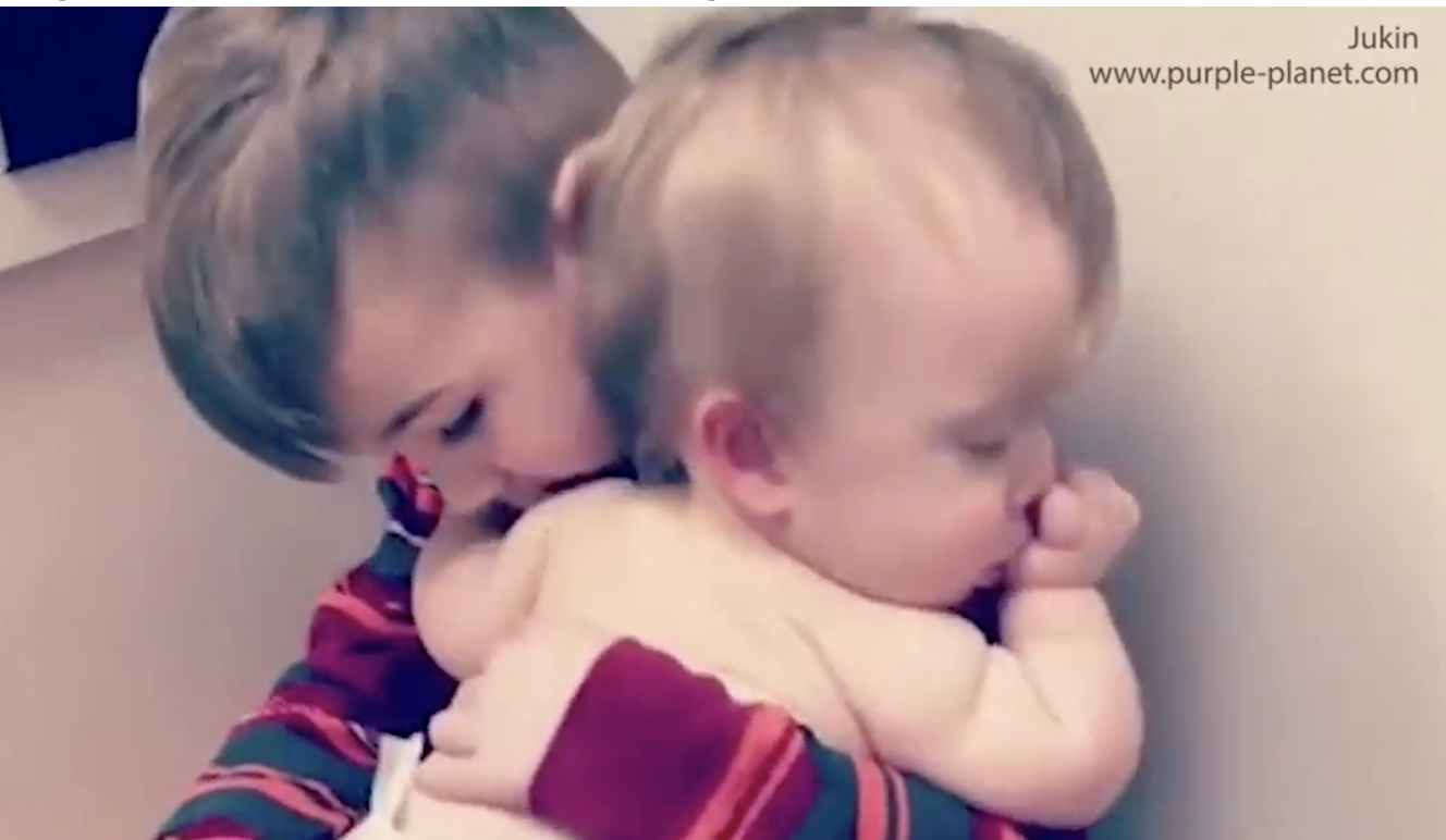 Dievčatko bolo choré a nemohlo zaspať. jej mama natočila reakciu brata, ktorý jej chcel nejako pomôcť …