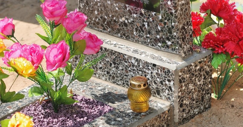 Vedeli ste, že umelé kvety a vence na cintorínoch môžu spôsobovať rakovinu? Toto je dôvod