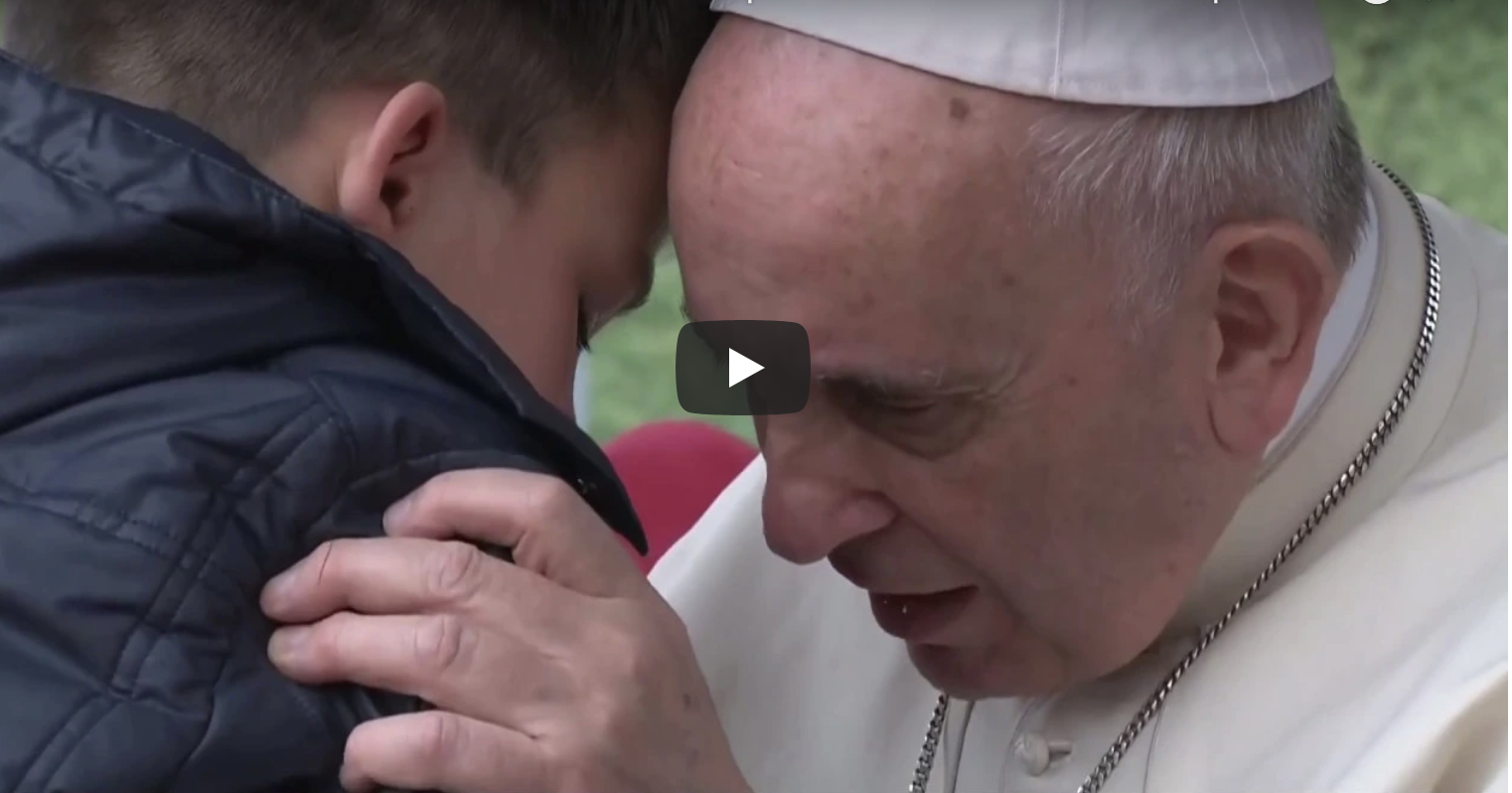 Zarmútený chlapec sa spýtal, či je jeho neveriaci otec v nebi. Pápež František mu počas objatia prezradil nasledujúcu odpoveď…